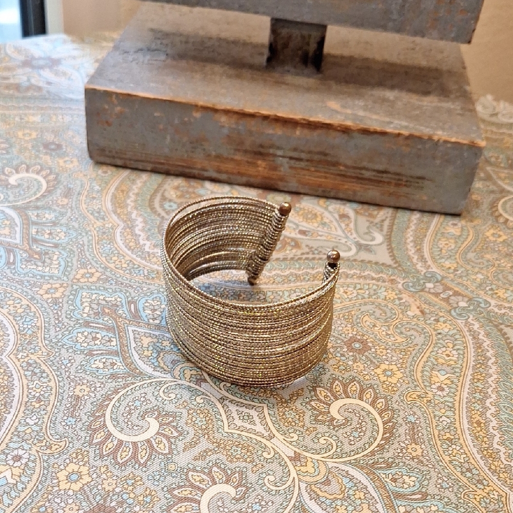 🔥🔥 HOT DEAL. Elegant Gold-Toned Bracelet
